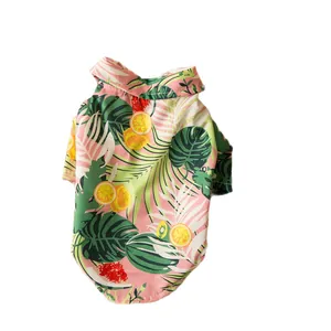 Camicia per cani con stampa di frutta tropicale, ideale per piccoli animali domestici.