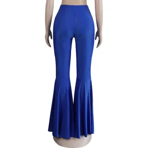 Vista posterior detallada de pantalones acampanados azules sexys con talle alto y volante