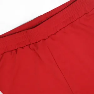 Detailopname van de elastische tailleband op een rode slim-fit vrijetijdsshort