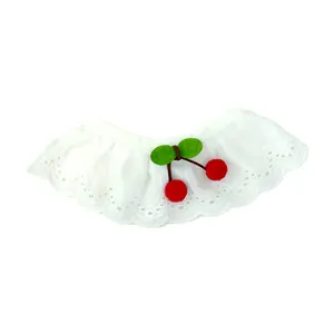 Elegante bavaglino in pizzo bianco per animali con decorazione a ciliegia per gatti