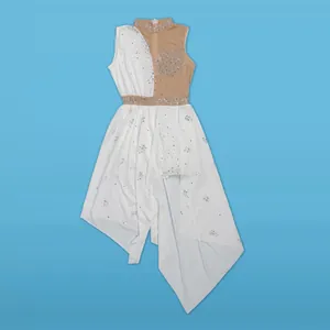 Vista dettagliata del body smanicato bianco e nudo con strass e gonna asimmetrica