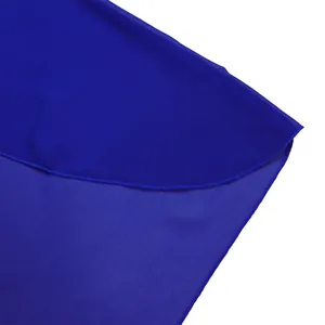 Makroansicht von feinem königsblauem Chiffonstoff mit sauberer Overlock-Naht am Saum
