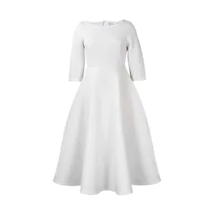 Detaillierte Ansicht eines eleganten weißen A-Linien-Kleides mit 3/4-Ärmeln für Damen