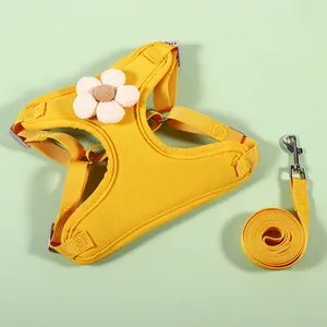 Set pettorina e guinzaglio giallo a gilet per cani piccoli e gatti con grazioso fiore.
