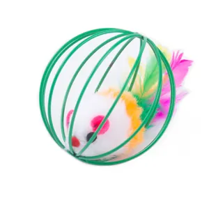 Detailansicht des Katzenspielzeugs: Grüne Drahtkugel mit Plüschmaus und bunten Federn
