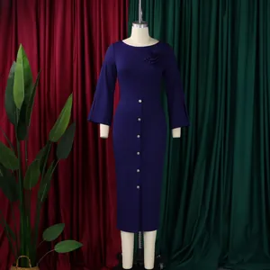 Robe midi élégante bleu marine à col rond avec détail fleuri et boutons sur mannequin