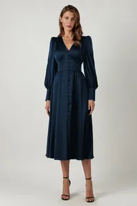 Detailweergave van een elegante marineblauwe satijnen midi-jurk met lantaarnmouwen en V-hals