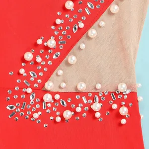 Dettaglio di un body rosso sexy con inserti in mesh, perle bianche e strass trasparenti lucidi.