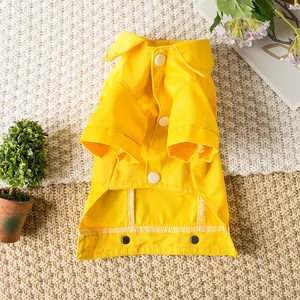 Gros plan d'une veste en jean jaune pour petits chiens avec boutons blancs