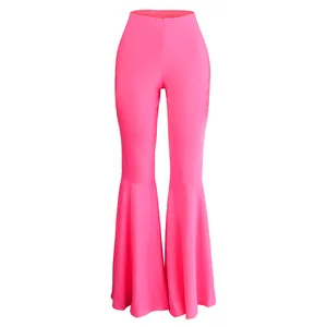 Detalle frontal de pantalones acampanados de cintura alta en color rosa neón vibrante