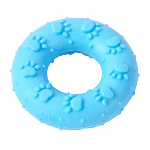 Detailansicht eines blauen, haltbaren Hundekauspielzeugs mit Pfotenabdruck-Textur