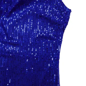 Nahaufnahme des leuchtend blauen Paillettenstoffs für ein elegantes Abendkleid.