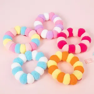 Collier coloré pour animaux fait main avec pompons pour chiens et chats en divers motifs