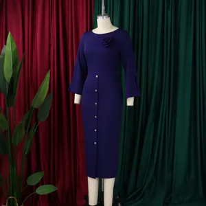 Vue détaillée d'une robe moulante violette avec col rond et applique fleurie 3D