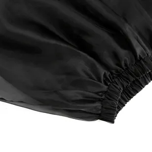 Dettaglio ravvicinato dell'orlo elastico di una gonna a sbuffo in rete nera dal design francese