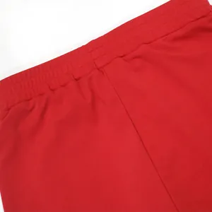 Detailopname van de comfortabele rode elastische tailleband van deze dames shorts.