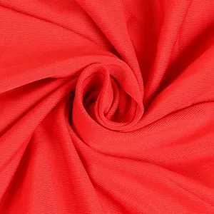 Dettaglio macro della trama del tessuto a rete a coste rosso acceso per tuta sexy