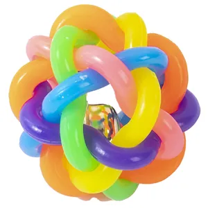 Detailansicht eines bunten, geflochtenen Gummi-Kauballs für Haustiere mit Glocke.