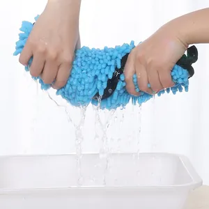 Guante de toalla de chenilla azul para mascotas que muestra alta absorción.