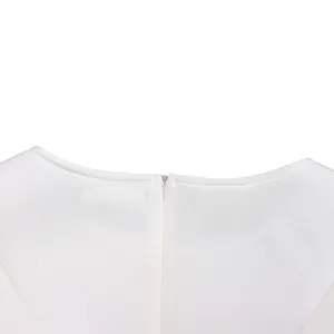Makroansicht eines runden Ausschnitts mit verdecktem Reißverschluss an einem weißen Abendkleid
