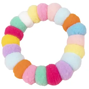 Collier pour animaux en pompons colorés fait main pour chats et chiens sur fond blanc.