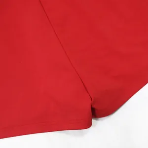 Detailopname van de fijne stiksels en gladde rode stof van de nauwsluitende short
