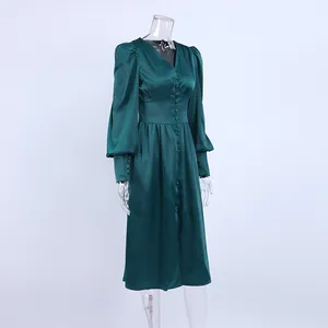 Elegante smaragdgroene satijnen midi-jurk met Franse lantaarnmouwen en knoopdetails
