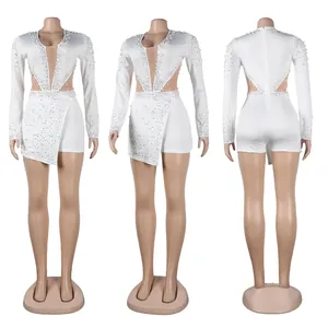 Tuta bianca sexy con pannelli in rete trasparente e decorazioni in perle e strass