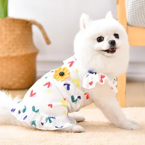 Süßes weißes Sommerkleid für kleine Hunde mit buntem Herzprint und gelber Blume