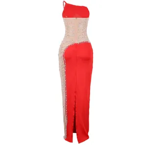 Vista posteriore di un abito rosso sexy con decorazioni in strass e pannelli in mesh