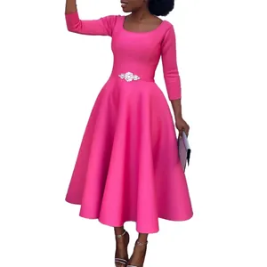 Elegantes hot pink Abendkleid mit langen Ärmeln und schimmerndem Taillen-Schmuckdetail
