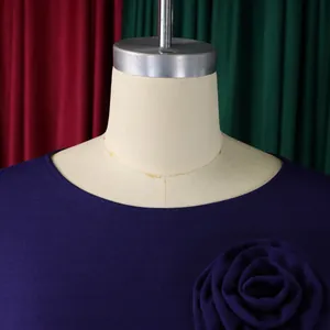 Vue détaillée d'une robe violette à col rond avec une élégante rose en relief 3D