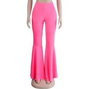 Vista frontal de pantalones de campana rosa vibrante de cintura alta con volantes grandes