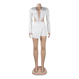 Dettaglio tuta bianca con inserti in mesh, strass e perle per look sexy