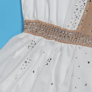 Vista dettagliata delle decorazioni con strass scintillanti su una tutina bianca