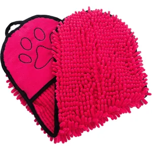 Guante de secado de chenilla absorbente para perros y gatos en color rosa fuerte.