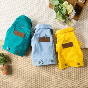 Ensemble de trois gilets en jean colorés pour petits chiens en bleu, jaune et vert.