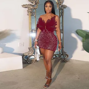 Sexy bordeauxrotes Bodycon-Kleid mit Federn, Perlen und funkelnden Strass-Applikationen