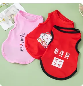Dettaglio ravvicinato di simpatici gilet per animali in rosa e rosso per l'estate.