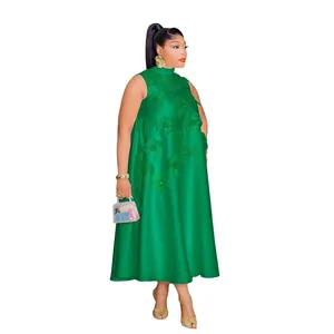 Dettaglio abito lungo verde senza maniche con decorazioni floreali 3D e girocollo.