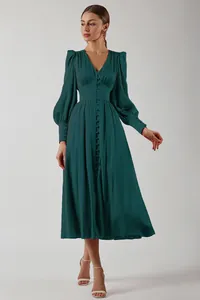 Elegante donkergroene satijnen midi-jurk met lantaarnmouwen en knoopjes vooraan