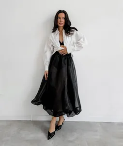 Elegante gonna midi a sbuffo in rete nera dal design francese su modella da studio