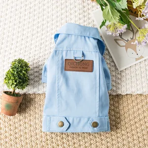 Veste en jean bleu clair élégante pour petits chiens avec anneau en D et écusson de marque