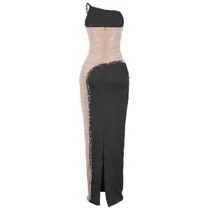 Vista posteriore di elegante abito aderente con perle, strass e inserti in rete.
