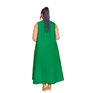 Vista posteriore di un abito lungo senza maniche verde con un elegante dettaglio a fiocco