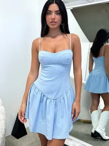 Mini abito a corsetto azzurro con spalline sottili e orlo a volant per un look estivo chic