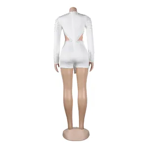 Vista posteriore dettagliata del body bianco sexy a maniche lunghe con perle e strass