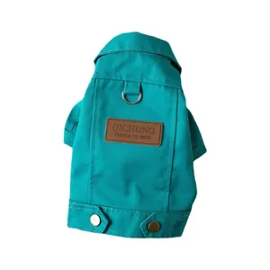 Veste en jean turquoise pour petit chien avec anneau en D et patch en cuir de mode élégant