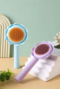 Vista macro dettagliata di spazzole per animali a forma di girasole in blu e viola