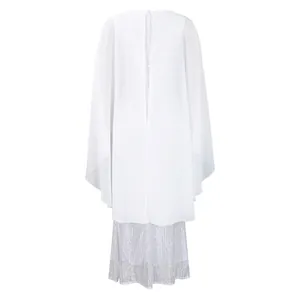 Rückenansicht eines eleganten weißen Kleides mit Chiffon-Cape und glitzerndem Paillettenrock